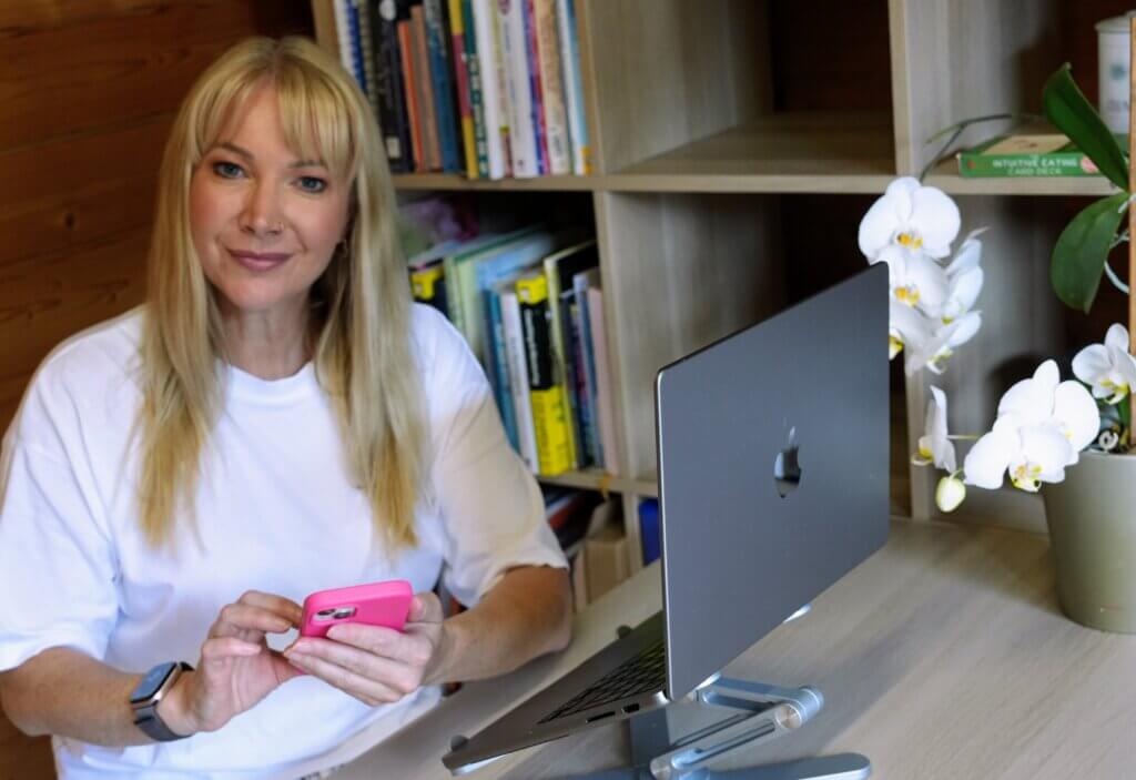 Becky Stone providing online anorexia counselling for teenagers